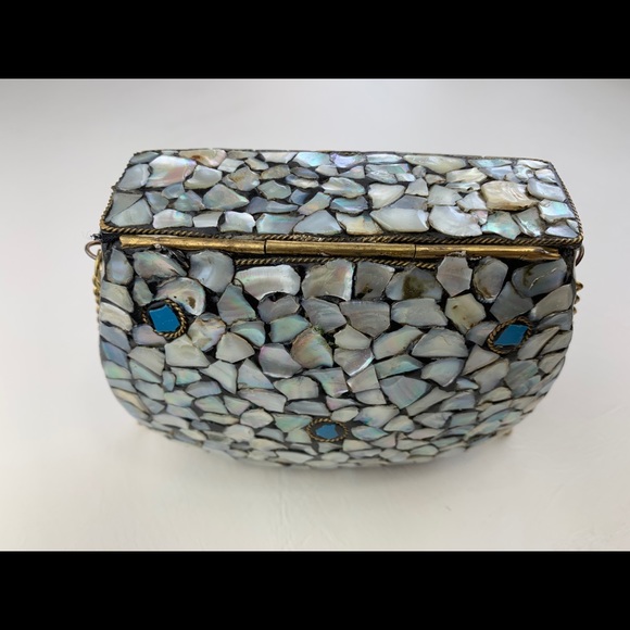 Clutche - Picture 3 of 4